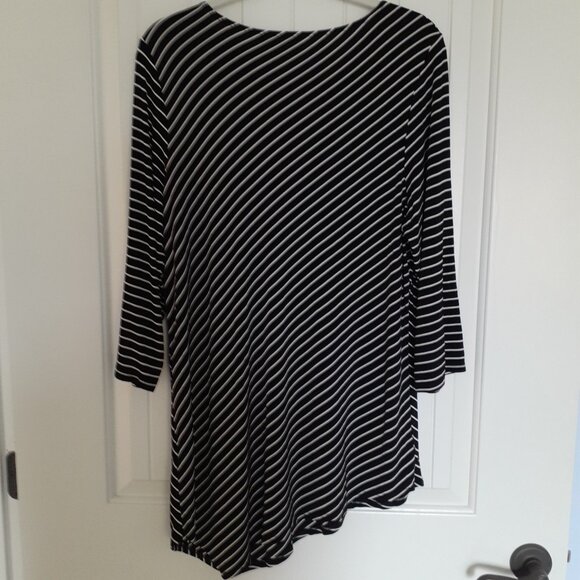 Chico's Travelers Diagonal Stripe Asymmetrical Hem Tunic Black Size 3/Size XL - Picture 2 of 9